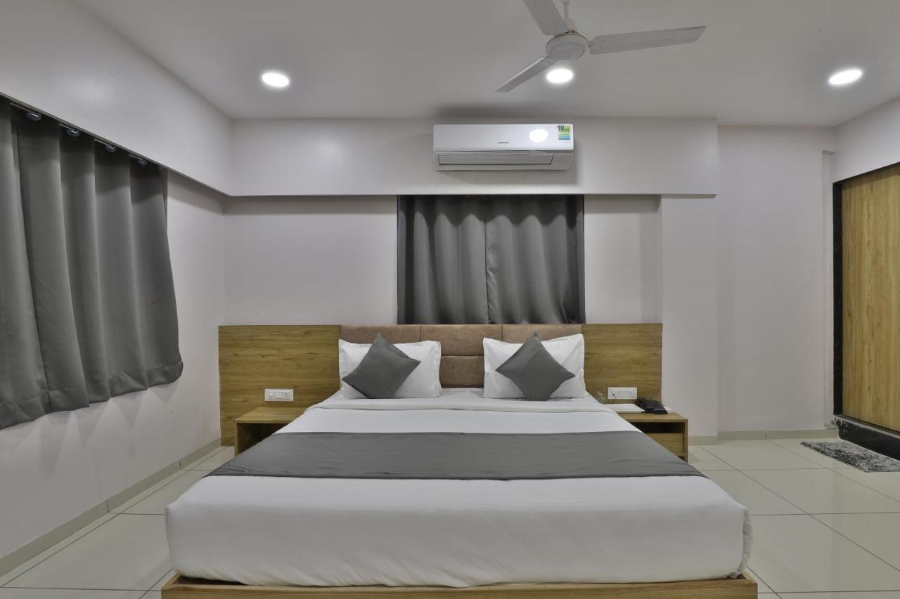 Hotel Monville Group Vadodara Exterior foto