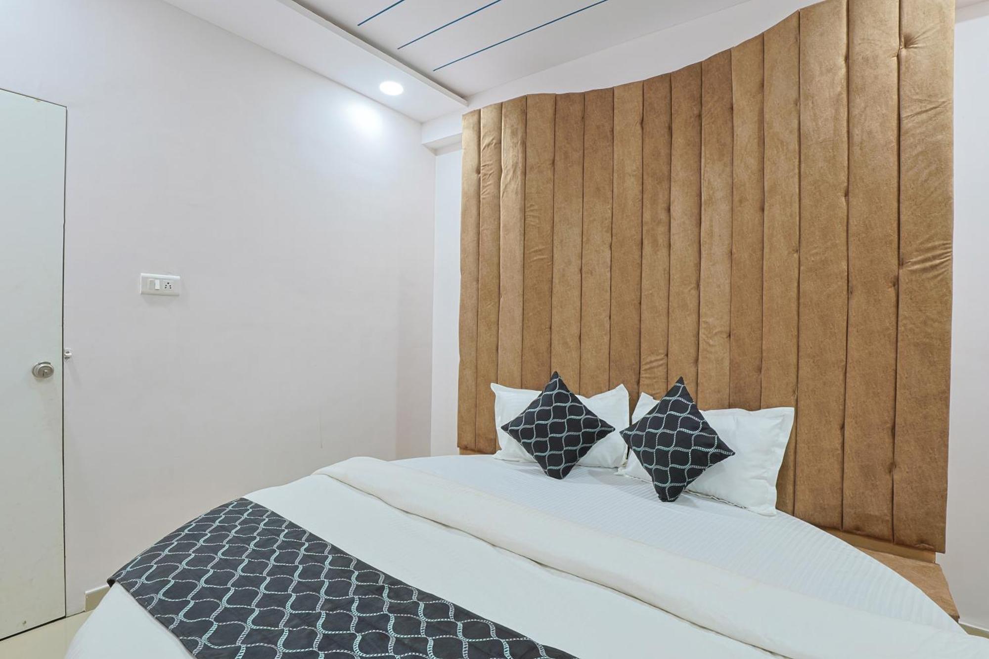 Hotel Monville Group Vadodara Exterior foto